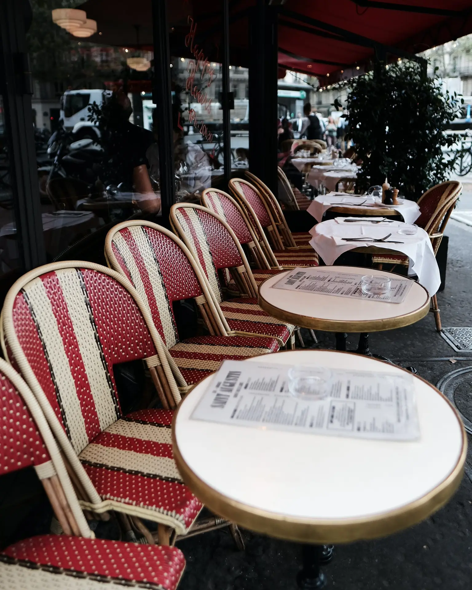 order food in french at Parisian cafe
