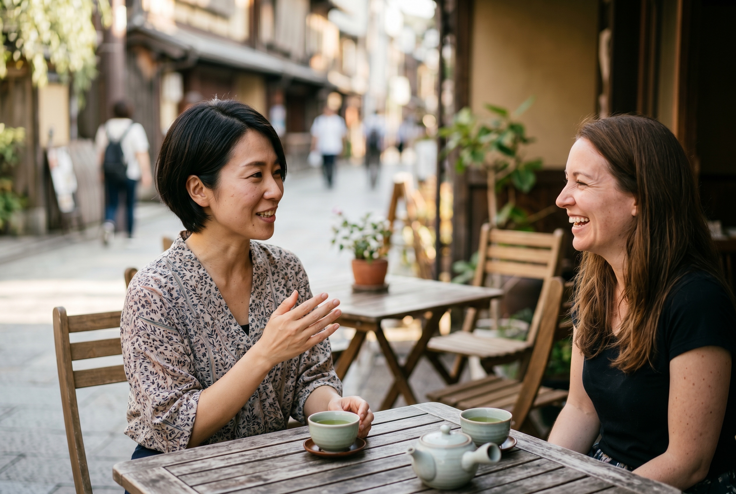 Japanese conversation tutor and adult student in a relaxed lesson — Strommen